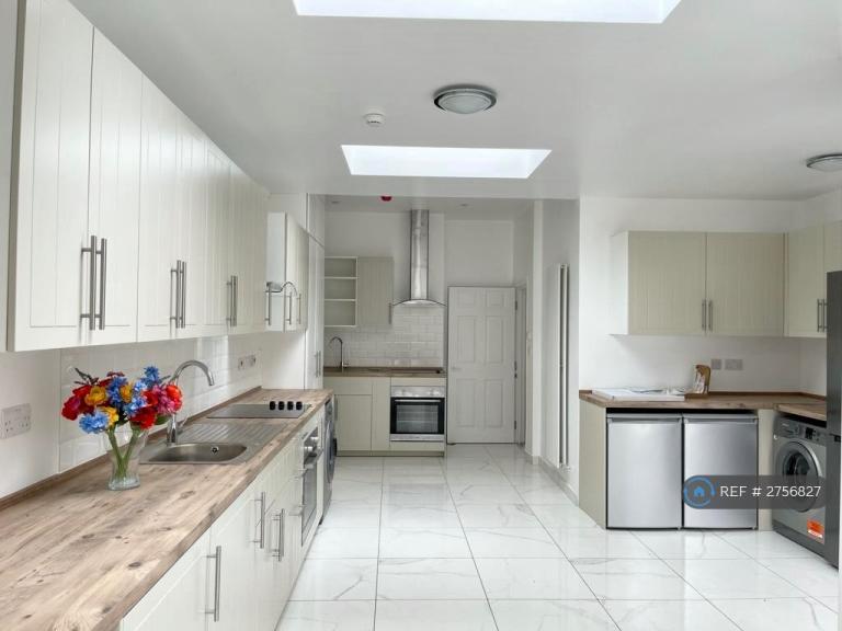 1 bedroom in London, London, SE6 (#2756827)