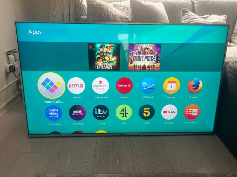 Panasonic 50” 4K UHD HDR Smart LED TV in Great Condition (with original stand)