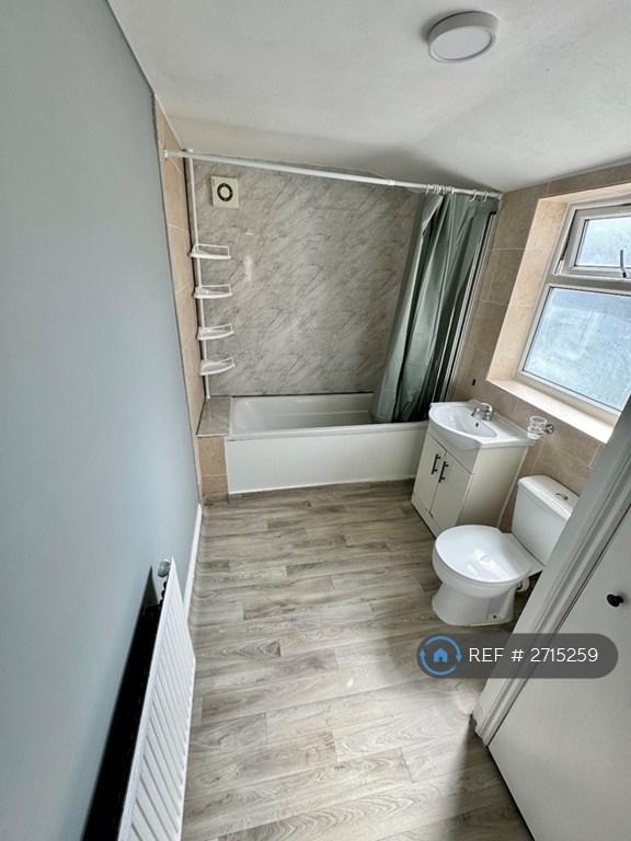 3 bedroom flat in Wellesley Road, Ilford, IG1 (3 bed) (#2715259)