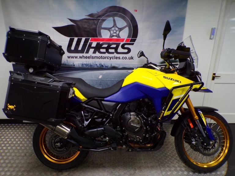 2023 SUZUKI V-STROM 800 DE WITH PANNIERS AND TOP BOX