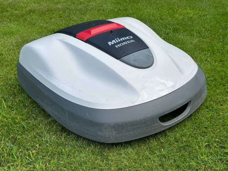 Honda Miimo 520 Robotic Lawnmower – Good Condition (can be seen working)