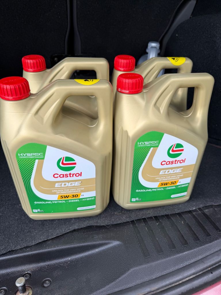 Castro Edge 5W-30 car oil 