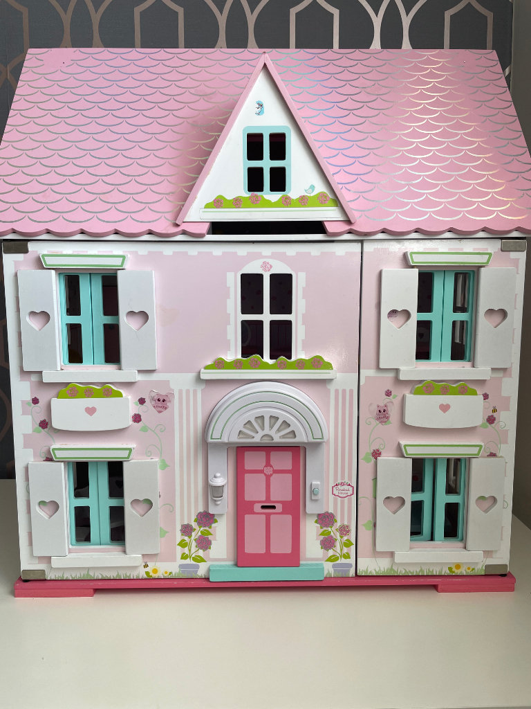 Beautiful wooden dolls house, treehouse, camper with many accessories 