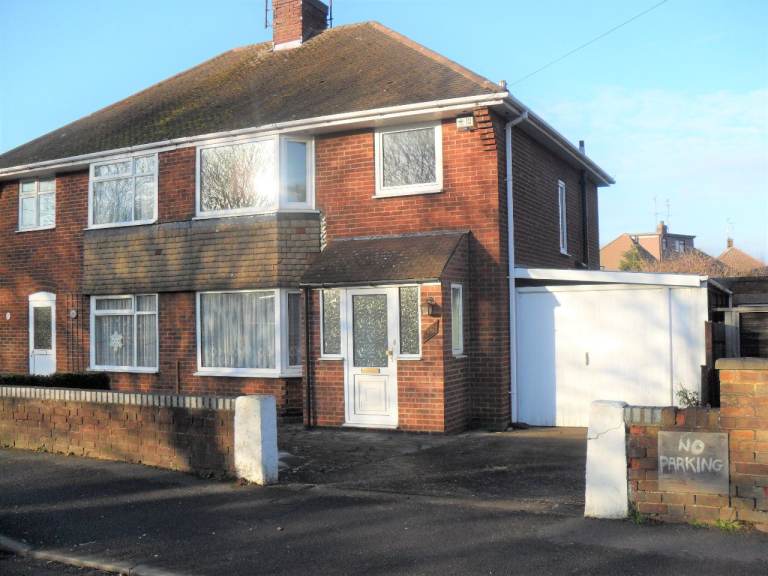 **Biscot Area**Close To Schools**Off-Street Parking**Family Home**Spacious**Close To Town Centre**