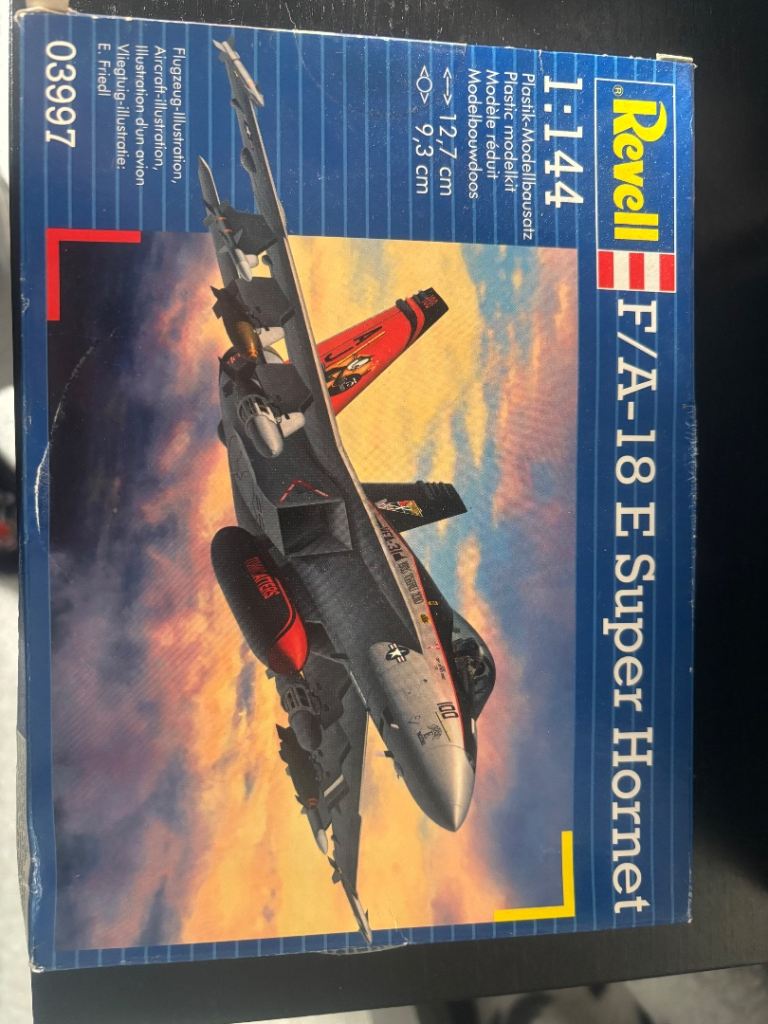 Revell model kit. FA 18 E super hornet 