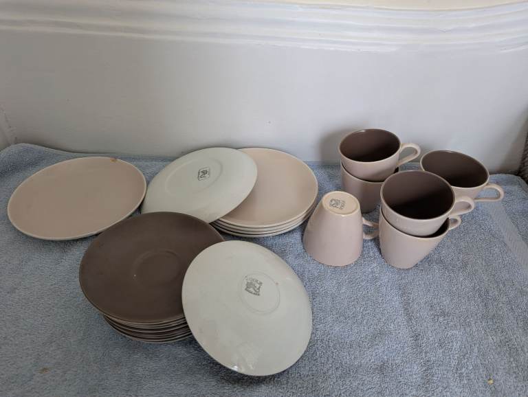 Vintage Poole Pottery: 6 tea cups, 1 coffee cup, 9 saucers, 5 plates