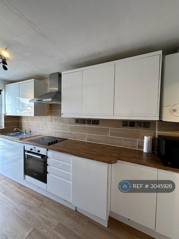 2 bedroom flat in Malvern Road, Enfield Lock, EN3 (2 bed) (#3045926)
