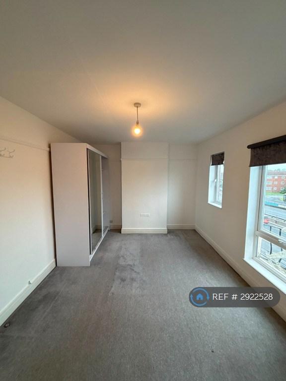 4 bedroom flat in Hook Rise North, Surbiton, KT6 (4 bed) (#2922528)