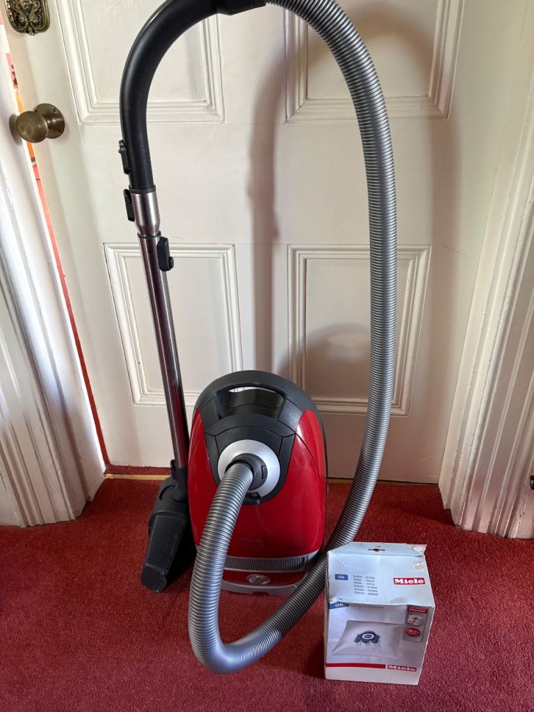 MIELE CAT & DOG TURBO VACUUM CLEANER AND BRAND NEW BOX OF BAGS