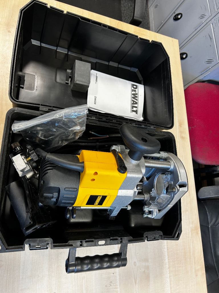 Dewalt DW262 plunge router