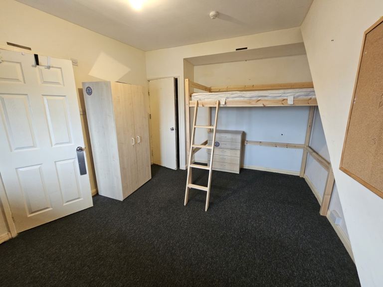 Studio flat in fishponds 