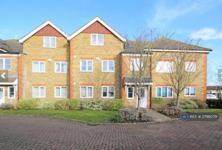 2 bedroom flat in Kempton Avenue, Sunbury-On-Thames, TW16 (2 bed) (#2798079)
