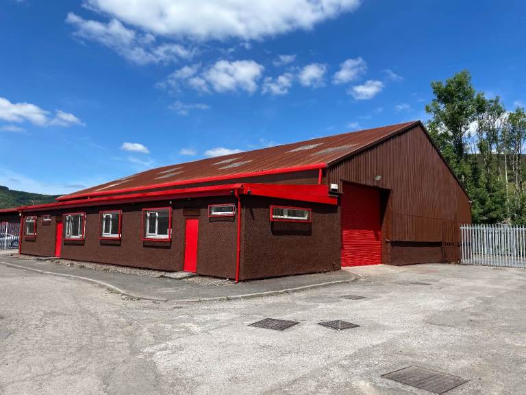 6,450 sqft Warehouse with Inspection Pit; Ideal for Large Van & Bus Repairs or Storage, Tonypandy