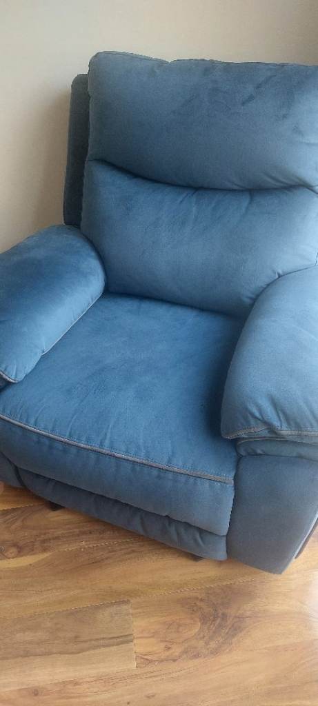 Reclining chair with usb outlet and cup holders