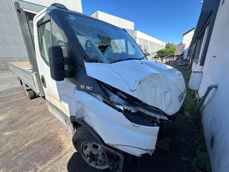 2017 IVECO DAILY 3.0 DIESEL CHASSIS CAB 3750 TWIN REAR AXLE BREAKING FOR PARTS