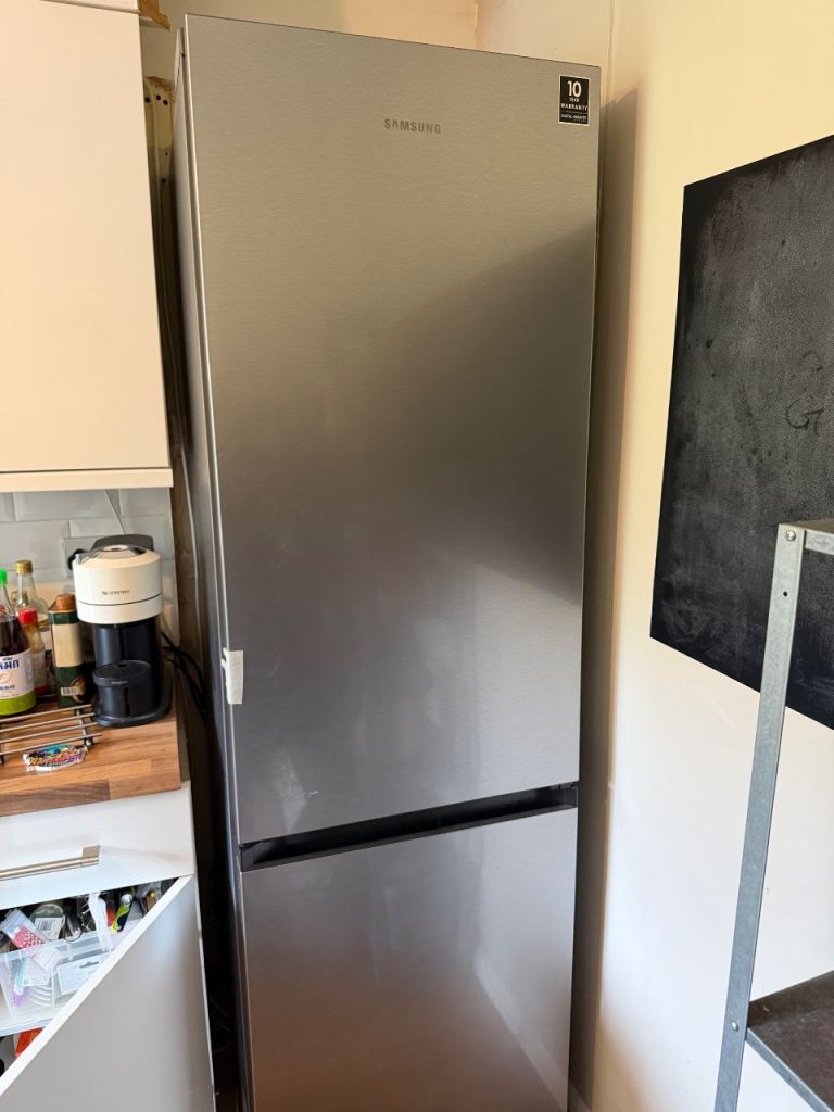 Samsung Series 5 SpaceMax Fridge Freezer - Silver, Good Condition
