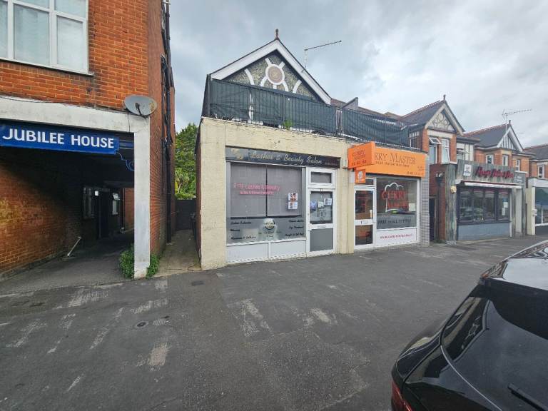CHARMINSTER,LOCK UP SHOP TO RENT,£550 A MONTHS,VACANT,
