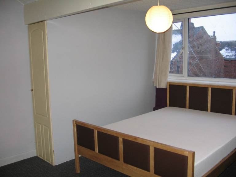 Large double rooms in shared house in Armely, at Whingate avenue. No deposit.