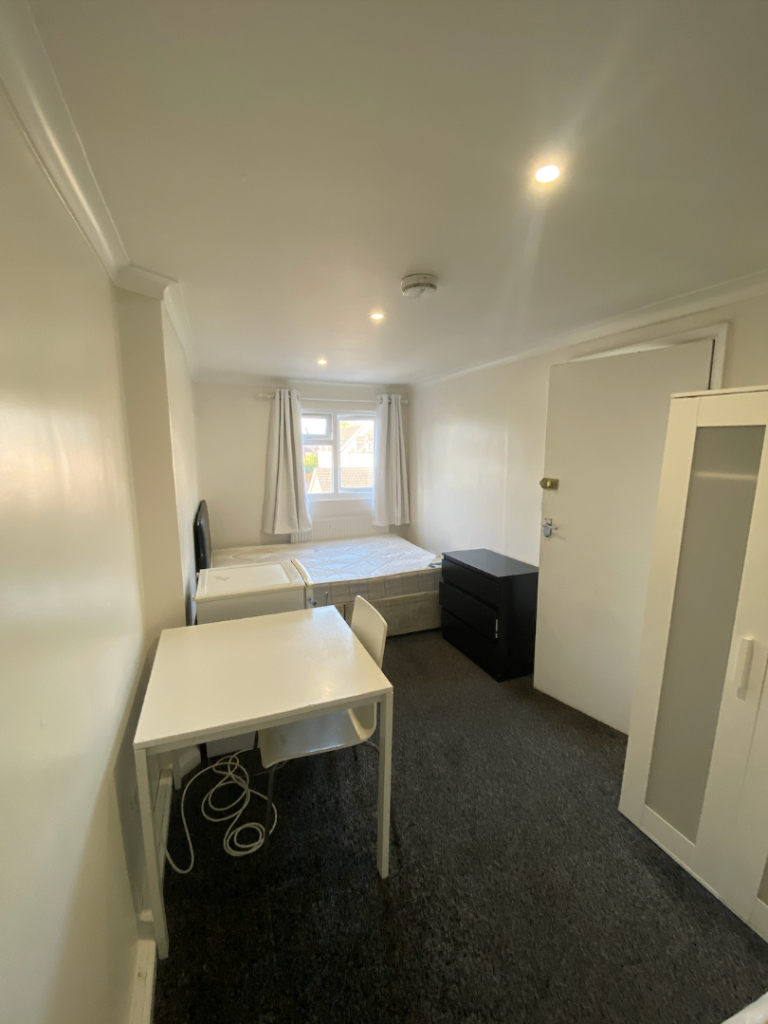  LU4 AREA ROOM TO SHARE LUTON £350 INCL BILLS