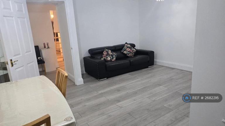 1 bedroom flat in Stratford, London, E15 (1 bed) (#2682316)