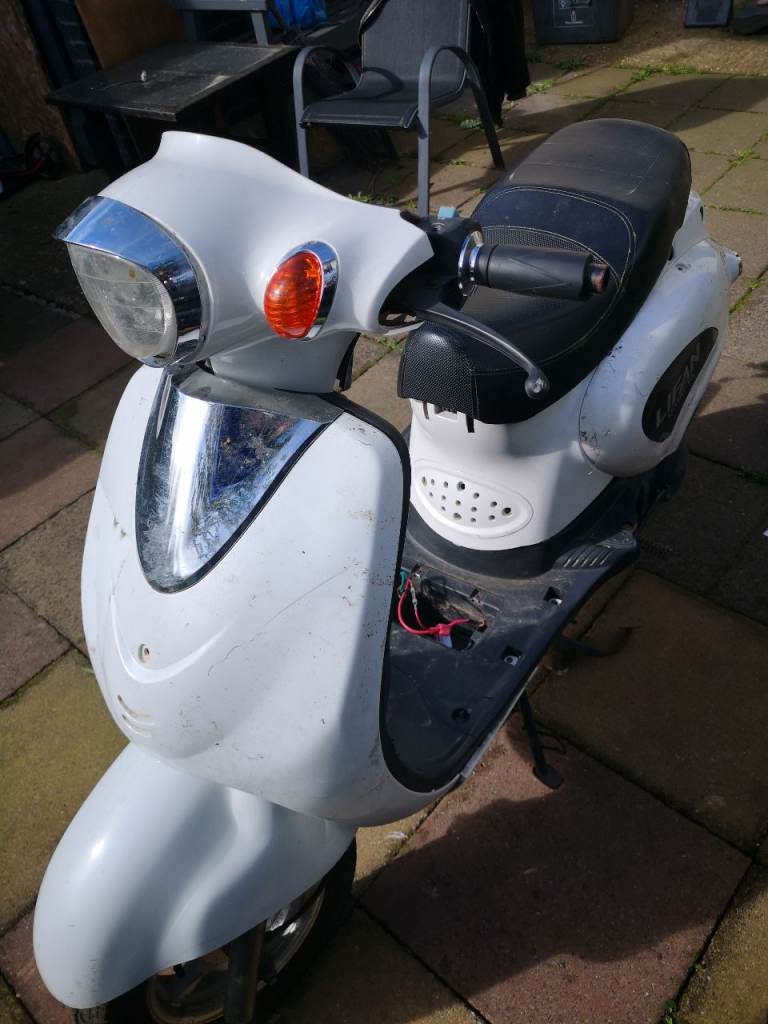 Lifan 125 moped 