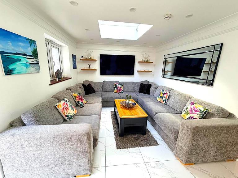 *HMO* Licenced 7 double bedrooms out class detached house with 4 Toilets and Bathrooms in Ilford