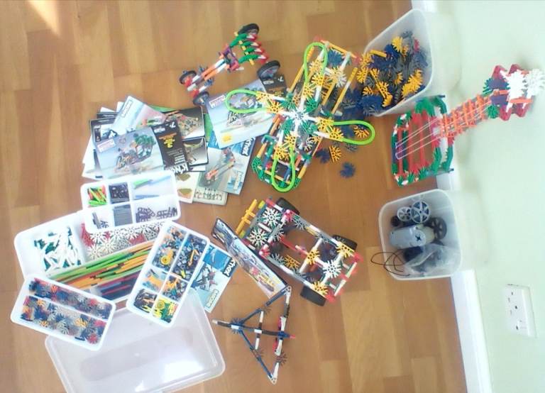 K'nex building construction pieces. Constructed pieces\instruction books\ pieces\wheels