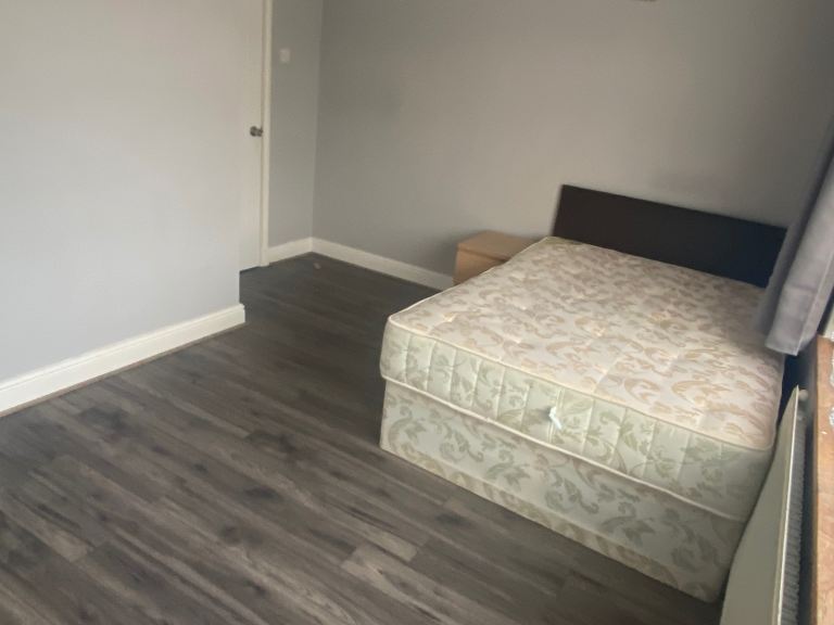 Large double room for rent 