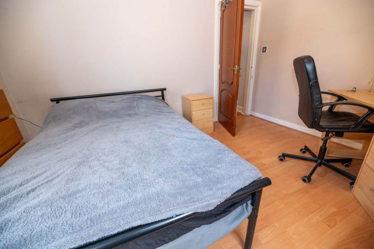  NOT HMO: Stunning, 3 bedroom, 1st floor flat in Southside – available January