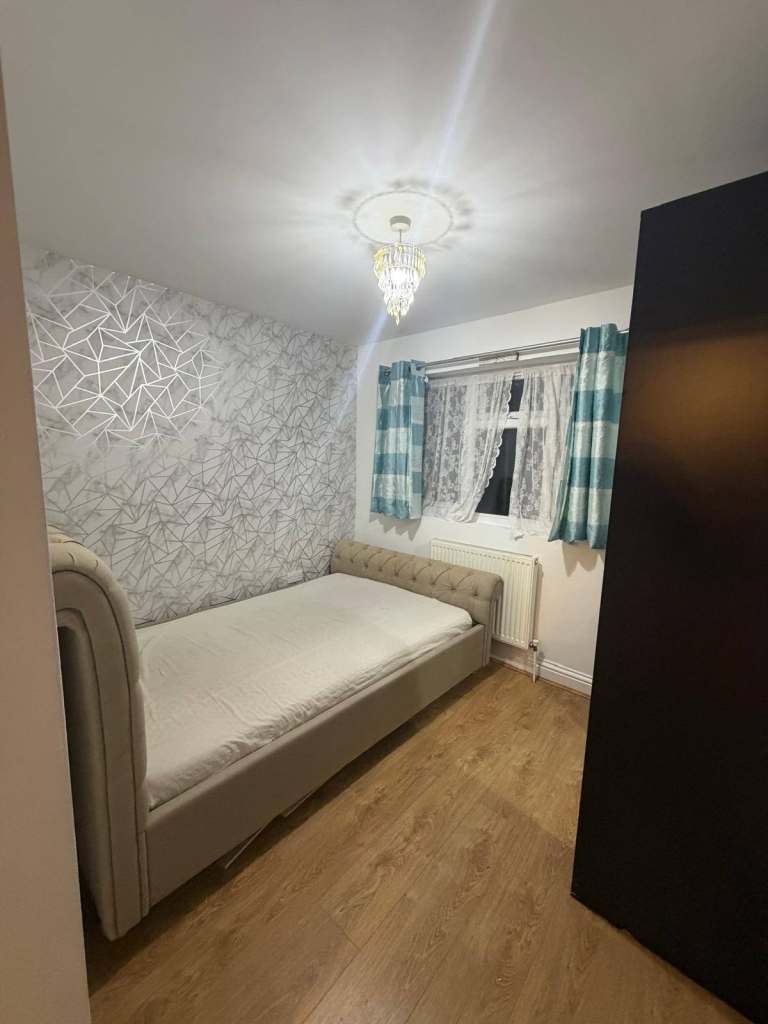 🏠 BRIGHT FLAT IN FAIRLOP / ILFORD, IG6 2QX | 2 BEDROOM — AVAILABLE NOW 🌟