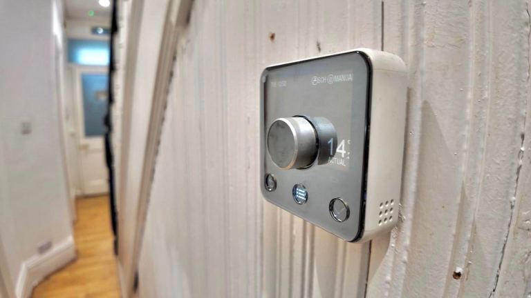 En-suite double room including bills for single occupancy Postcode LU3 1DJ