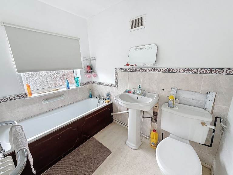 3 bedroom house in Pinfold Avenue, Stoke-on-Trent, ST6 8EW