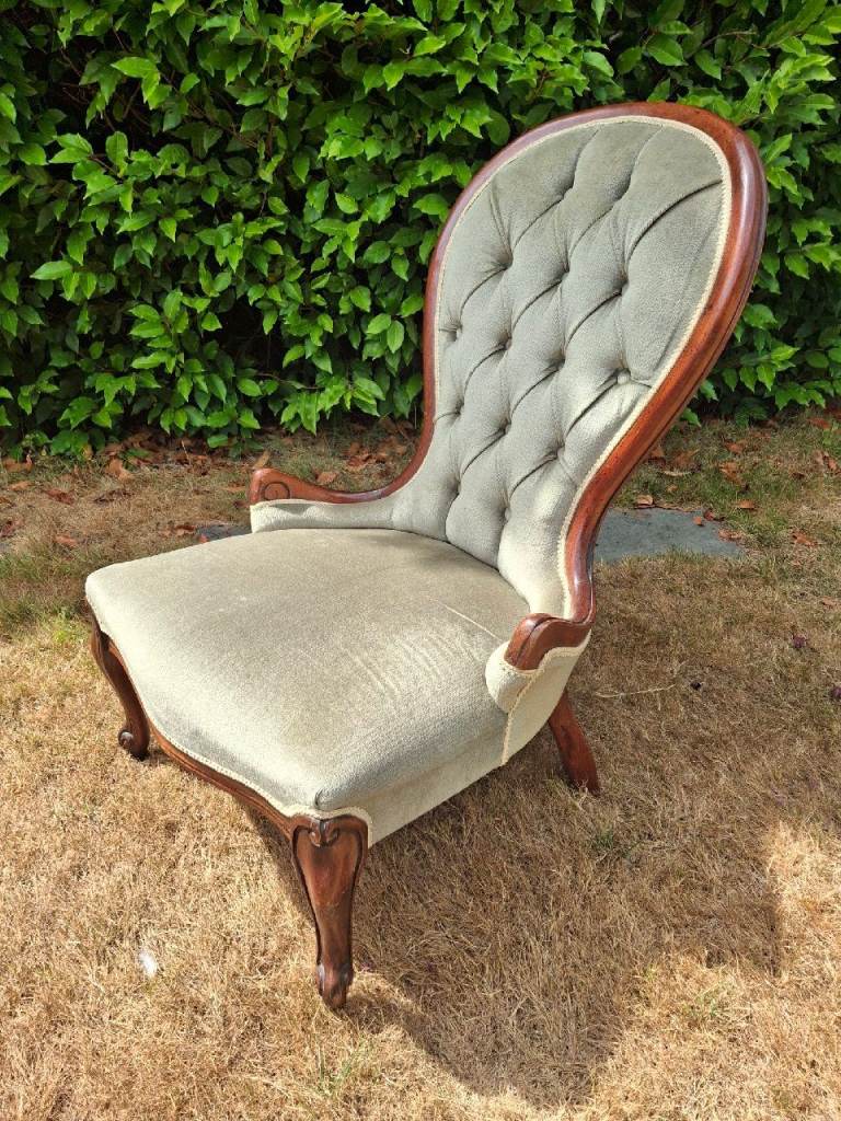 Modern Victorian Style Upholstered Chair – Green Velvet Fabric, Wood Frame