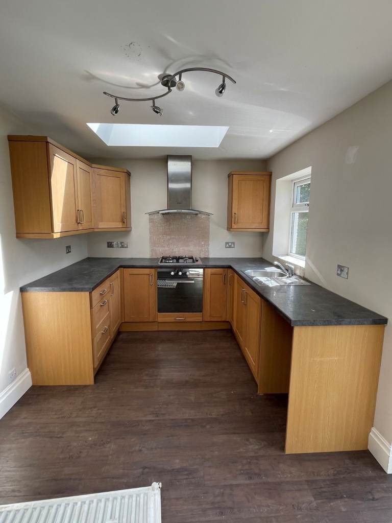 Magnet Kitchen - MDF Base/Top Units/Drawers, Veneer Oak Doors, Oven, Gas Hob, Extractor + Sink/Tap