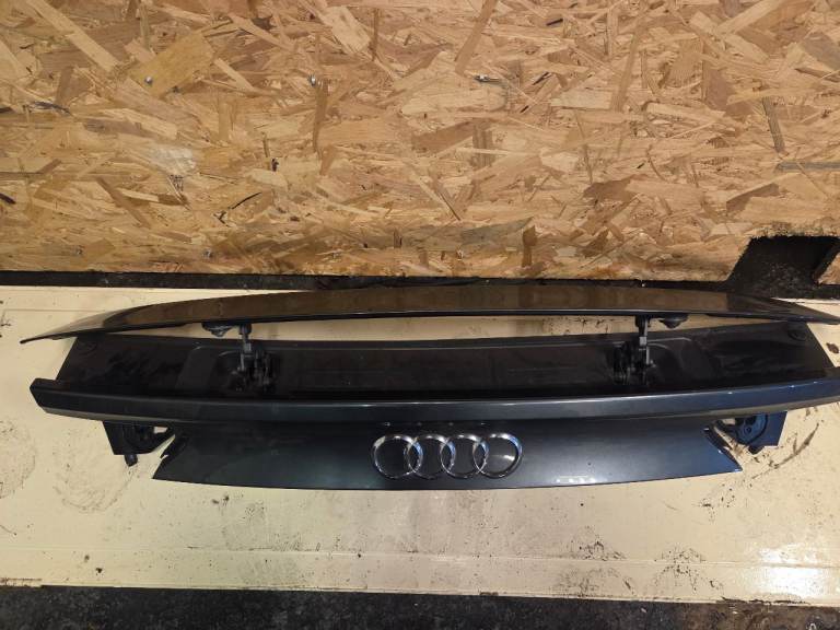 Audi A7 tailgate active spoiler grey.4g8827086