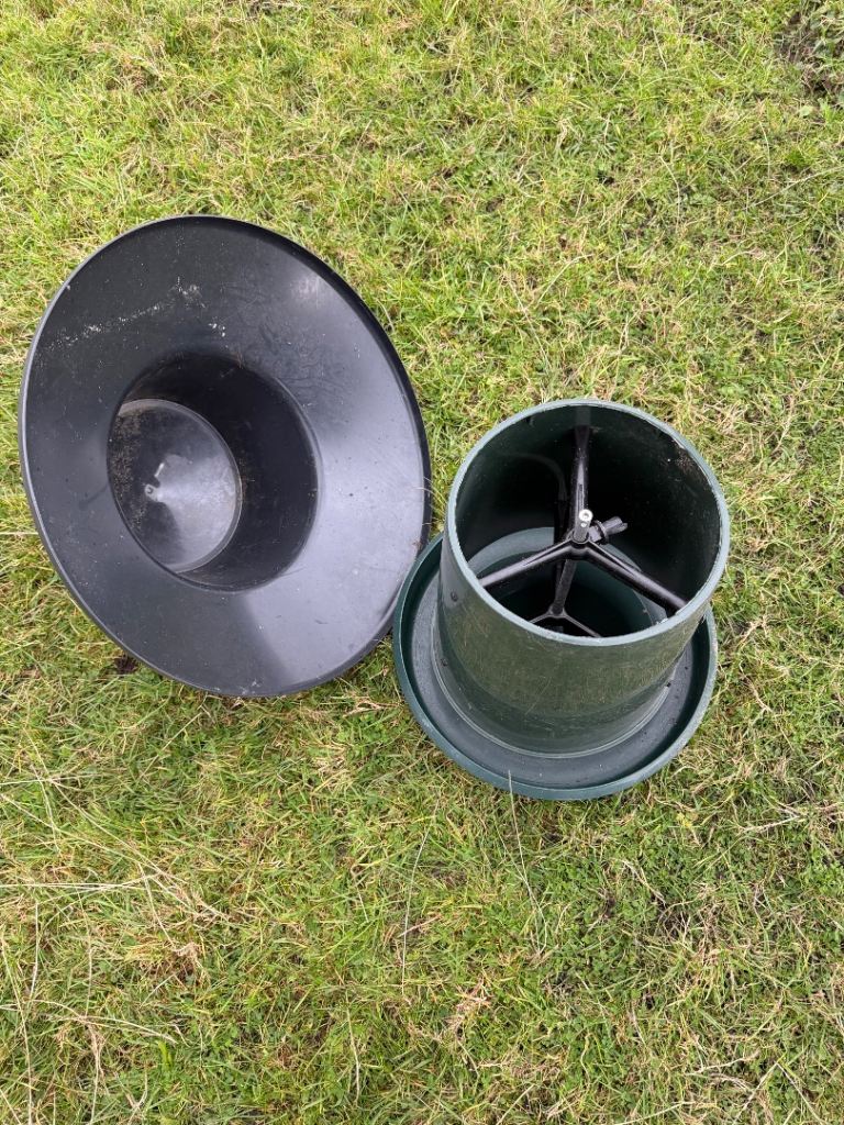 Bird Manola king feeders pheasants or partridges chickens 