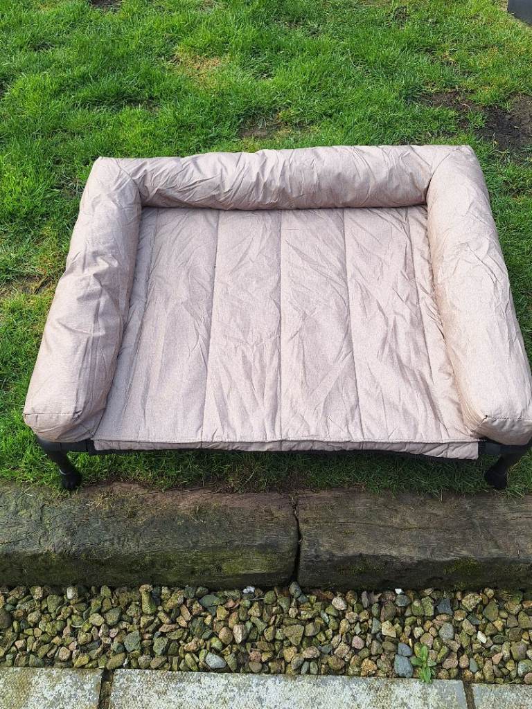 Vehoo raised dog bed.
