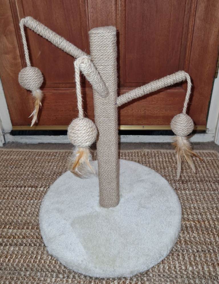 Small cat tree / scratching post