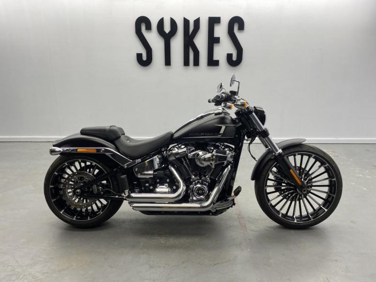 Harley-Davidson FXBR Softail Breakout 117 in Black Denim    
