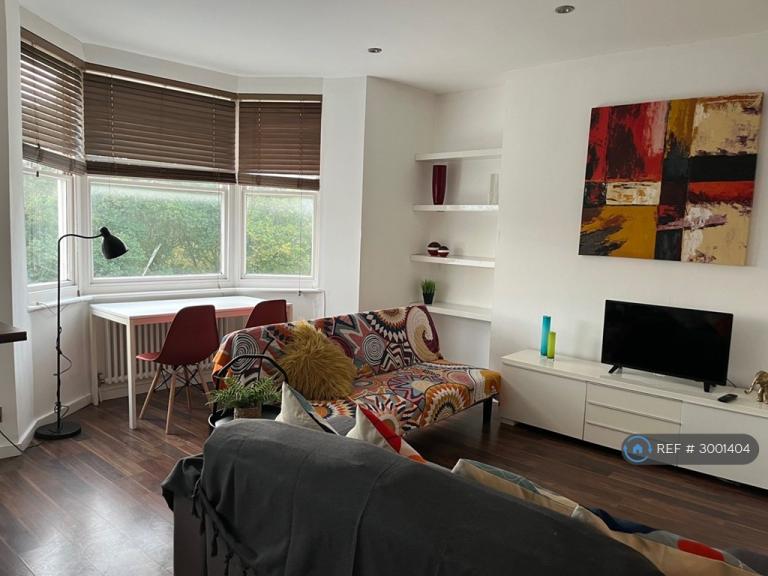 2 bedroom flat in Pavilion Parade, Brighton, BN2 (2 bed) (#3001404)
