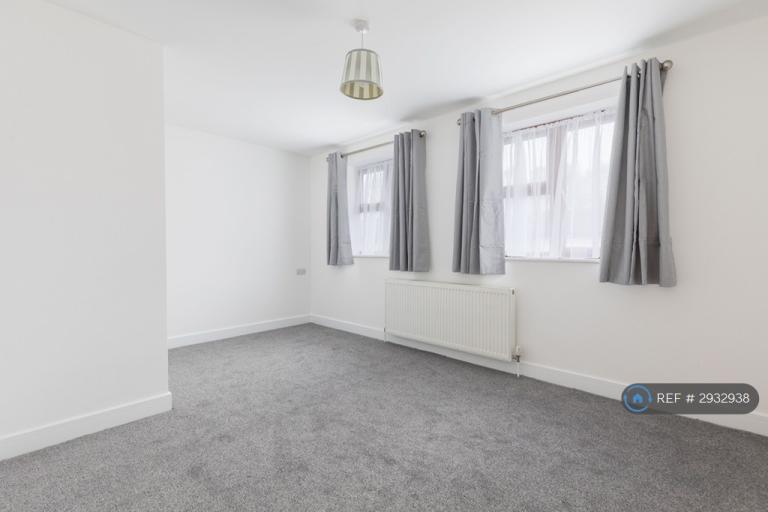 1 bedroom flat in Pound Hill, Crawley, RH10 (1 bed) (#2932938)