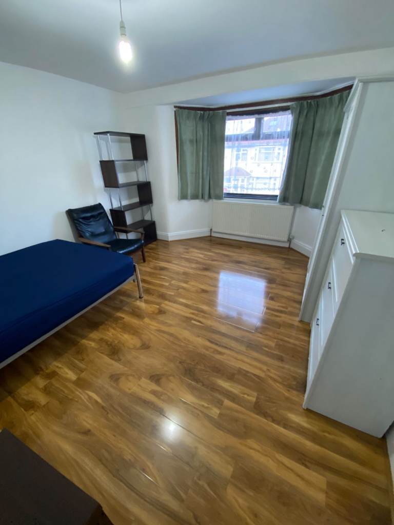 Double Room to Rent E17 8JE – £800 PCM, Bills Included, Parking & Garden