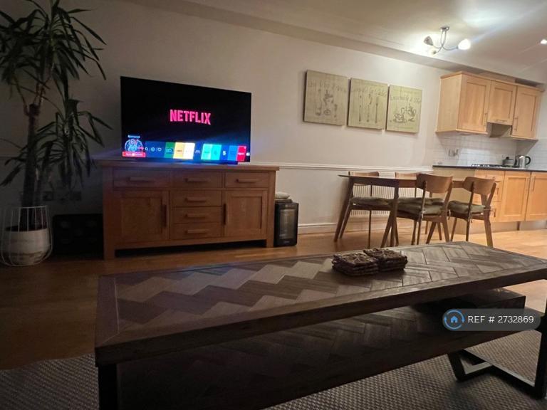 1 bedroom flat in Ferry Quays, Brentford, TW8 (1 bed) (#2732869)