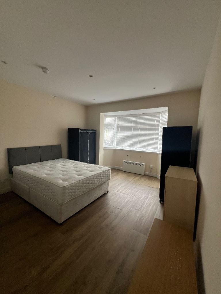 Spacious 1st floor, modern Studio 6 apartment, Golders Green, NW11