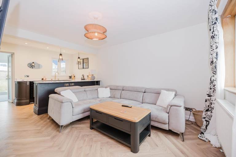 Stunning, 2 bedroom, end-terraced house in desirable area, with conservatory and private garden