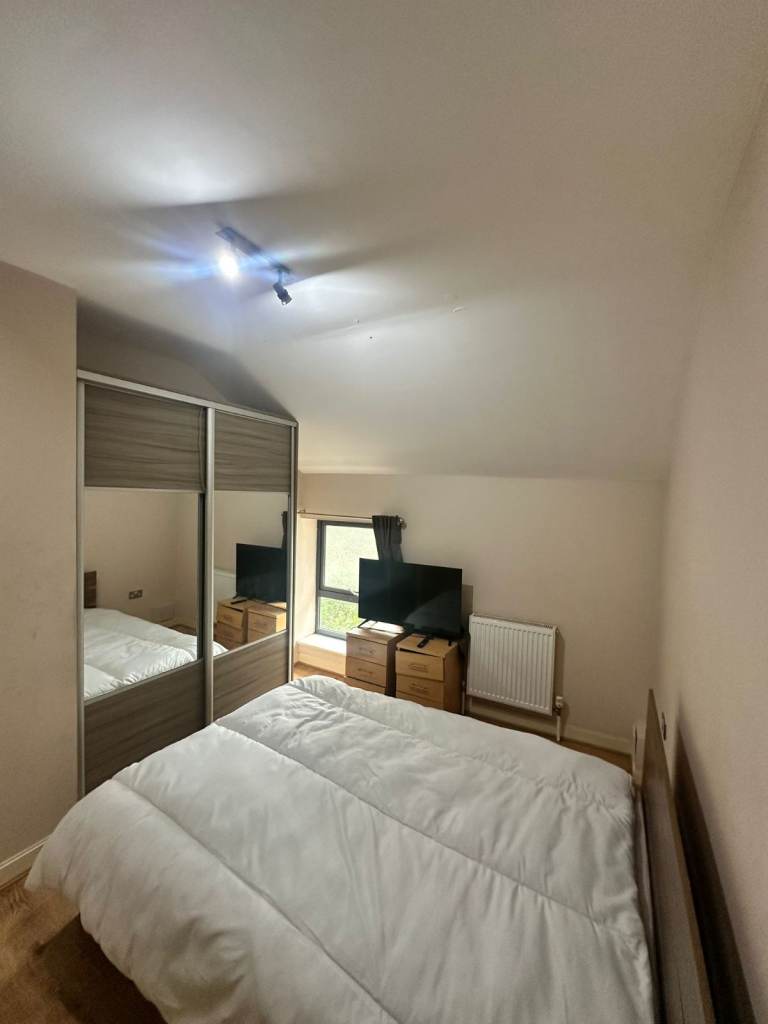 LARGE 1 BED FLAT AVAILABLE IN  CENTRAL CROYDON WITH BALCONY 