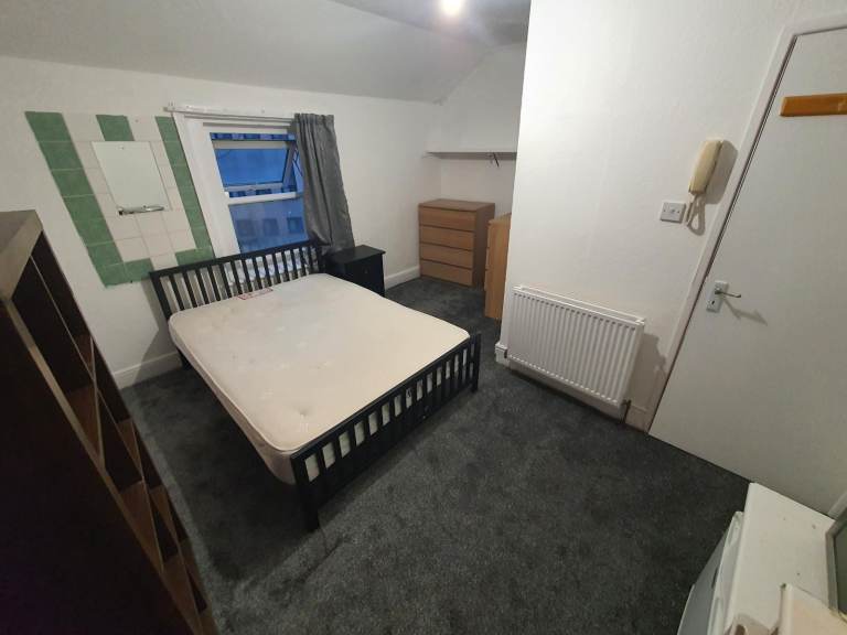 Double Ensuite room to let very close to Bournemouth Travel Interchange. 