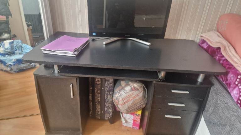 Home office Computer desk with pull out keyboard shelf, storage compartment and 3  draws