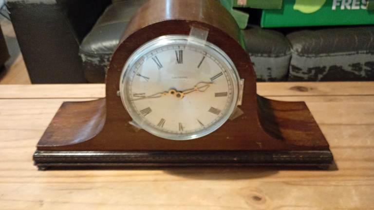Electric mantel clock