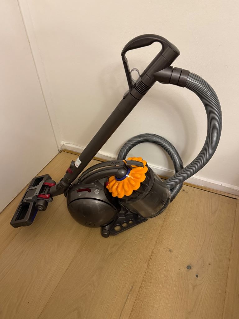 Dyson  dc28  bagless vacuum cleaner 
